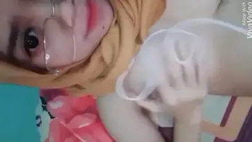 Ukhti Hijab Kacamata Tobrut Memek Basah Gila poster