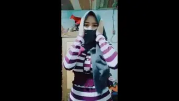Ukhti Jilbab Buka Semua Sampe Colmek Memek Basah Ngocok Brutal poster
